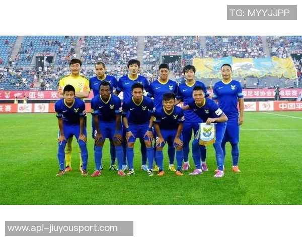 蓝色的足球队队服展现团队精神与青春活力的完美结合